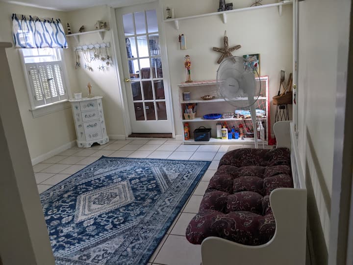 Narragansett Pier, Walk To Beach, 1 Mile, Sleeps 8 - South Kingstown, RI