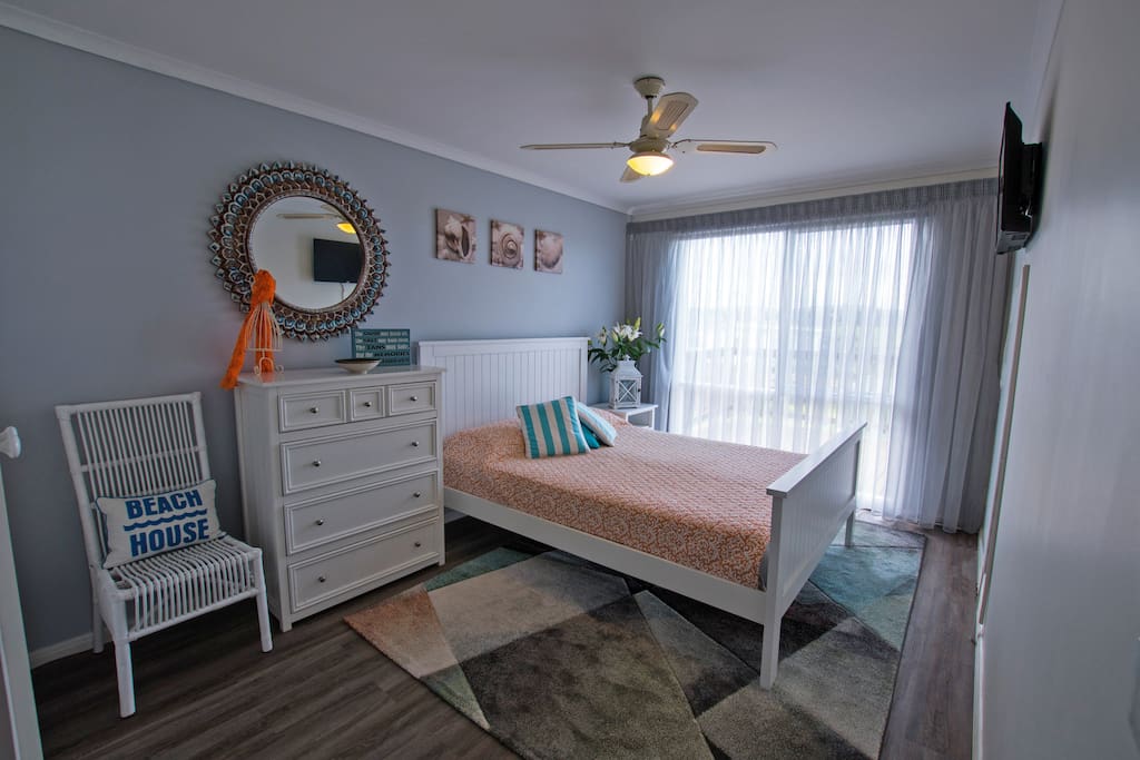Master Bedroom Queen Bed