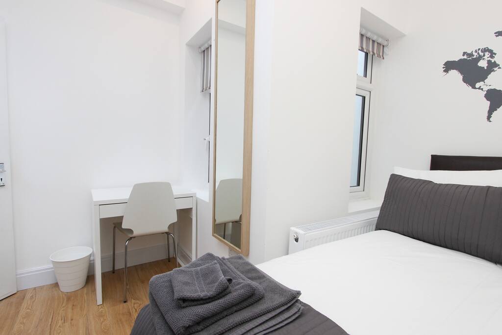Single Bedroom With Desk