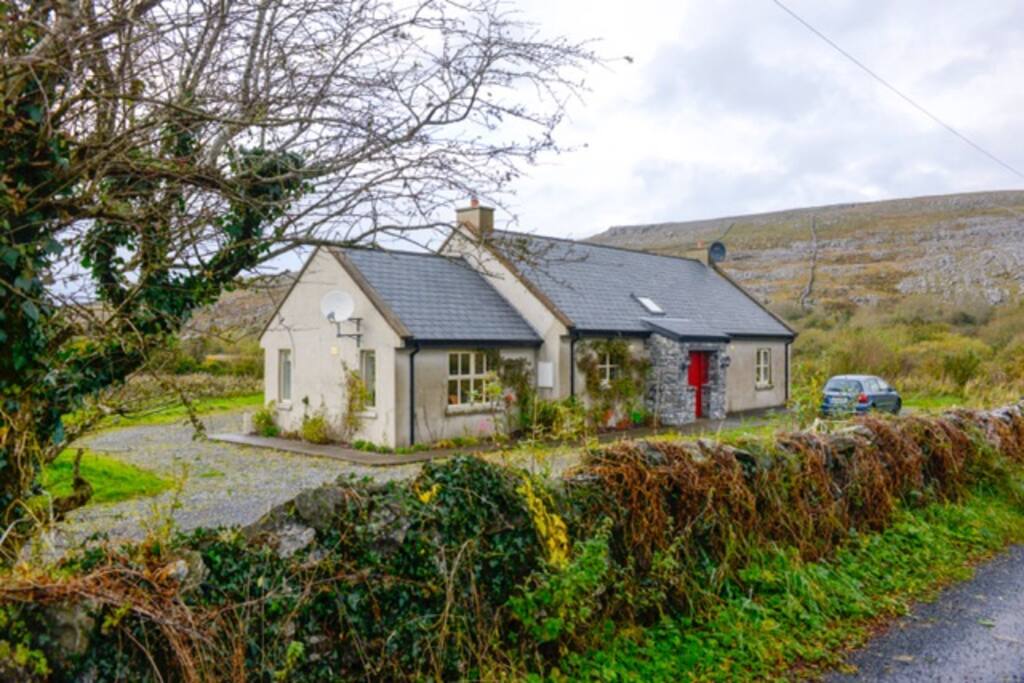 Front view of the cottage.