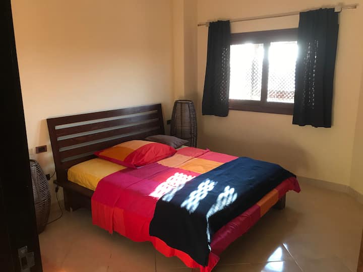 Dormitorio con cama tamaño queen de 160 cm