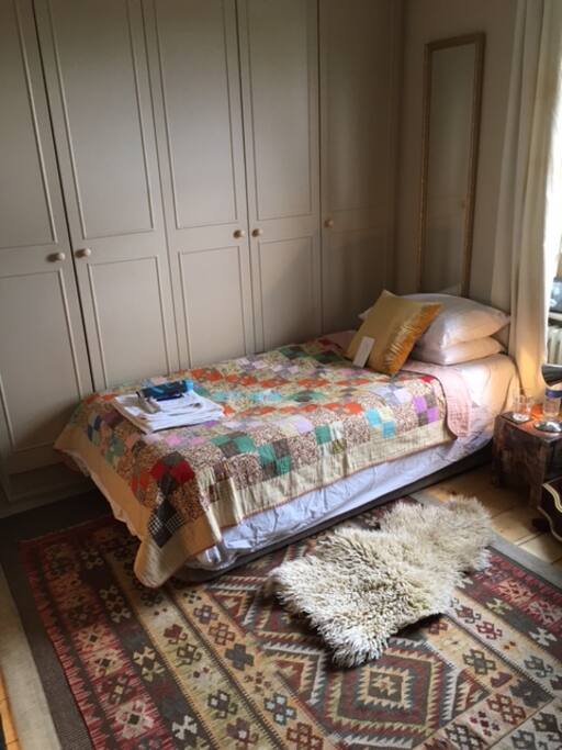 Inflatable single bed