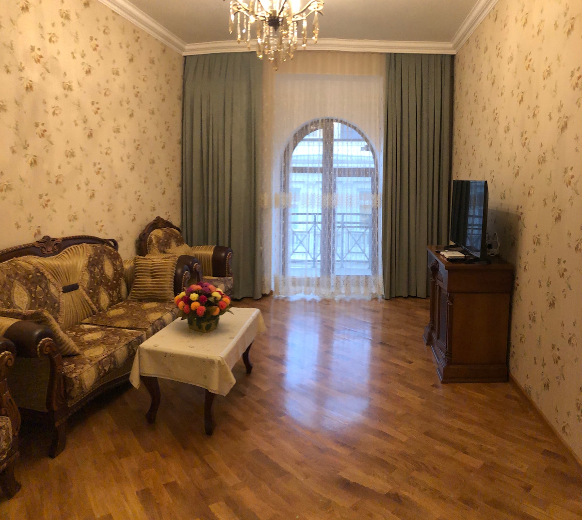 Zeleni dnevni boravak, u dnevnom boravku nalazi se novi regenerator (Mitsubishi).