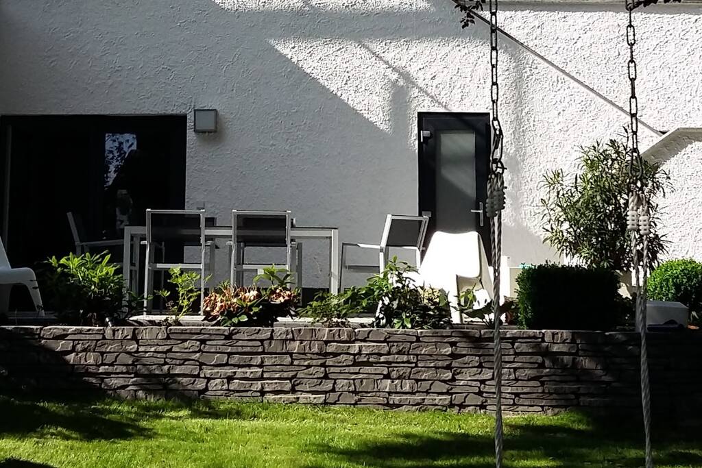 Separate Einliegerwohnung mit Terrasse unter dem Wohnhaus