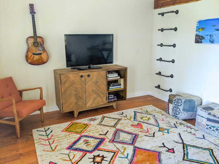 Hawk's Hollow- A Funky Hill Country Cabin - Texas