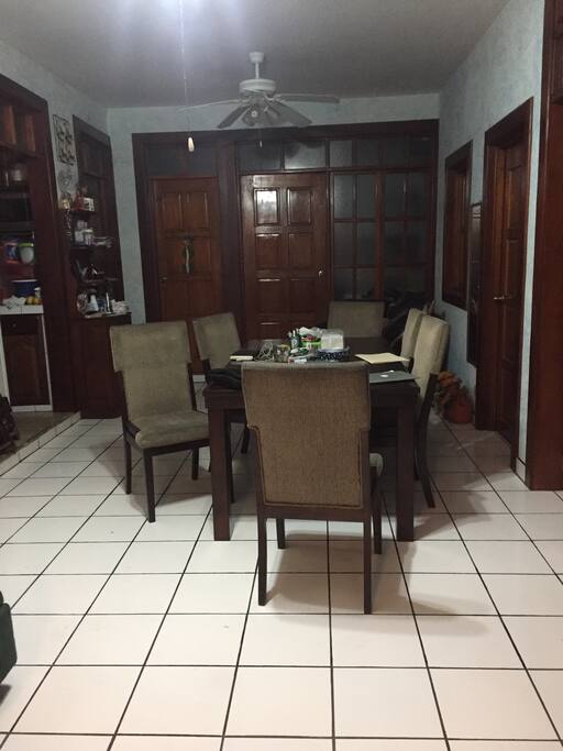 Area de comedor y puerta de cuarto # 2 (derecha)