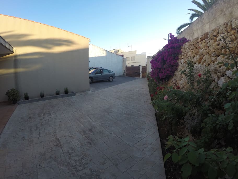 Zona de aparcamiento al lado de la entrada principal de la casa.