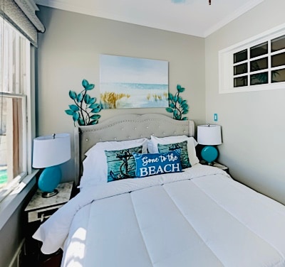 Sunrise room with Queen size bed and view to the pool