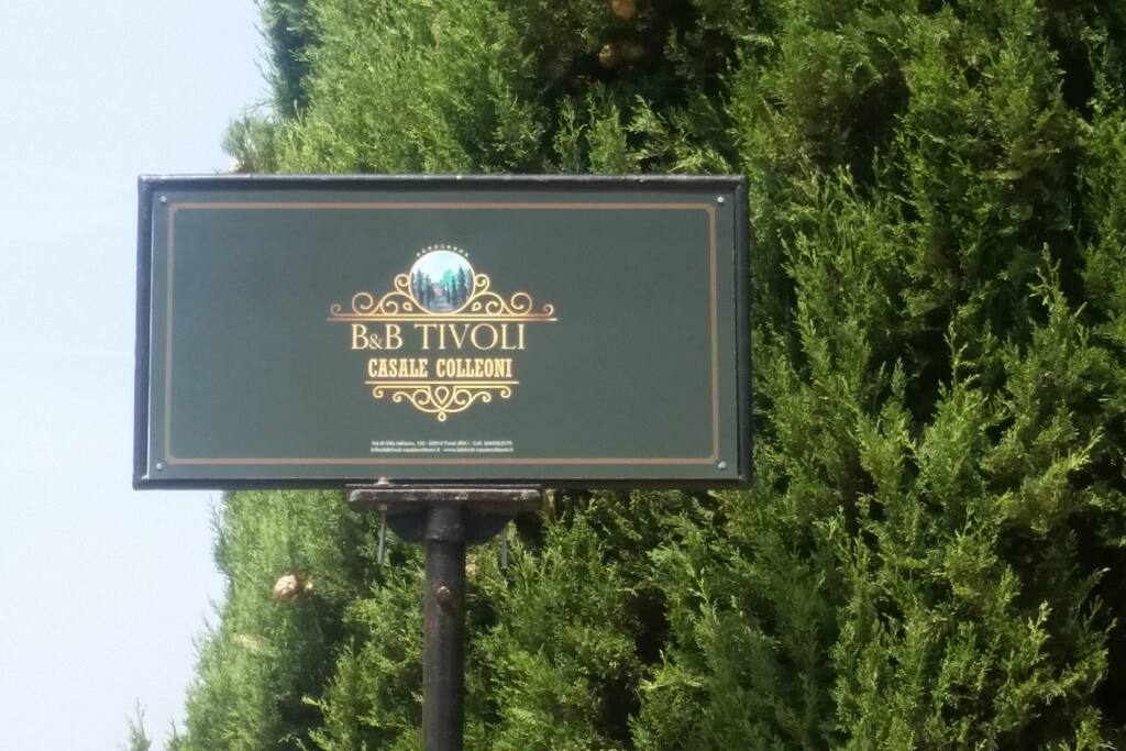 Il viale di ingresso con il cartello
