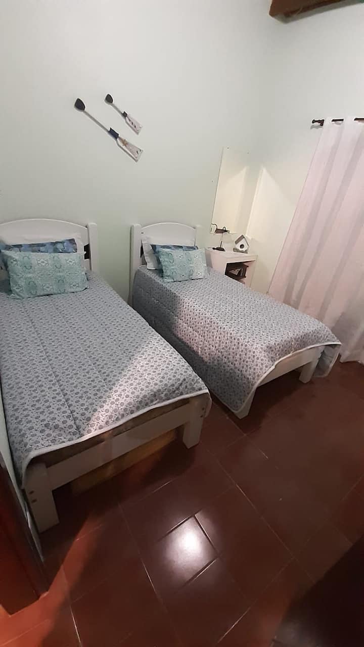 غرفة بسرير فردي