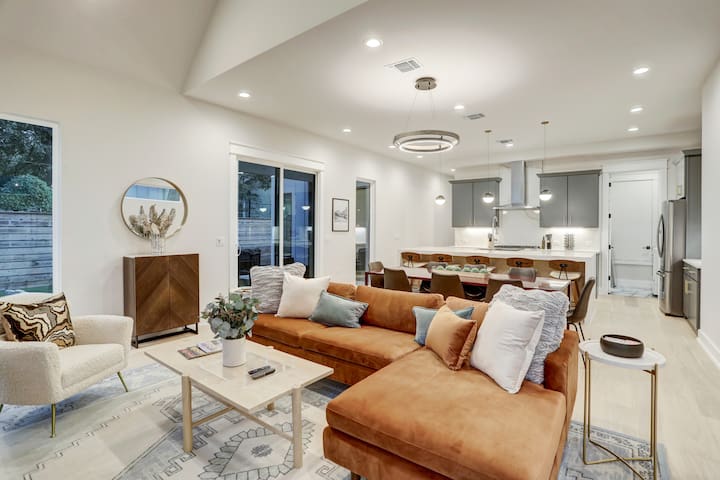 Bachelor(ette) House | East Downtown | Sleeps 24