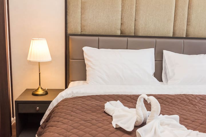 Kitanda cha ukubwa wa King katika chumba 1 cha kulala mtazamo wa mlima fleti 