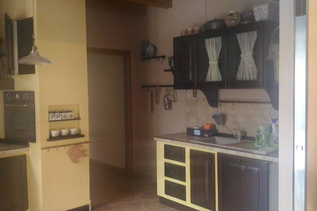 Cucina zona lavandino con lavastoviglie