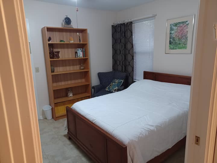 独立卧室设有全尺寸床、大书柜、带遮光窗帘的窗户和吊扇。 