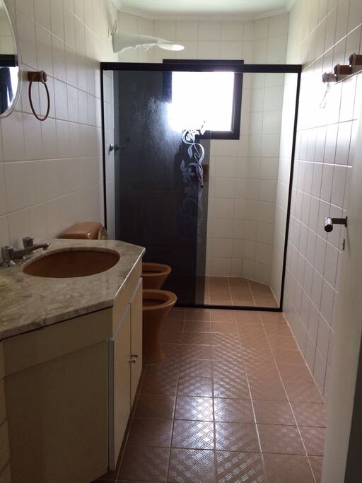 Banheiro entre os dois primeiros quartos