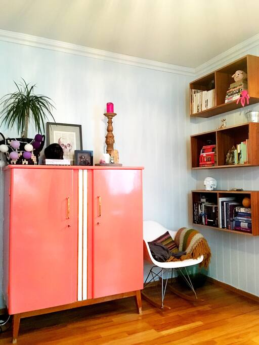 Bøker til utlån under oppholdet. / Books to borrow during your stay. Many of them in English.