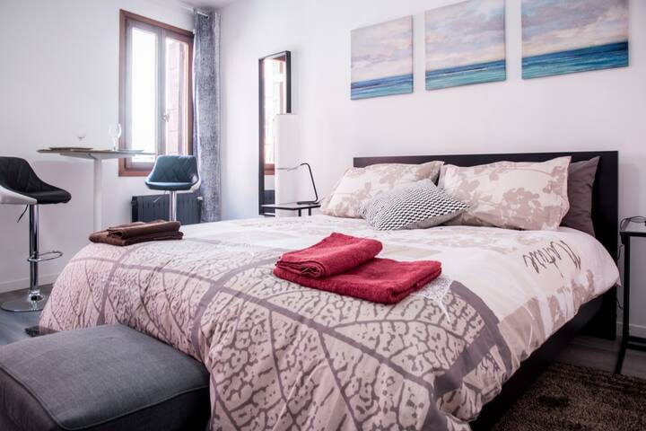 Sun Room - Double room with private bath. + AC