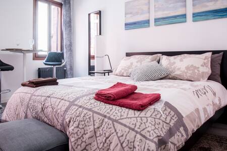 Sun Room - Double room with private bath. + AC