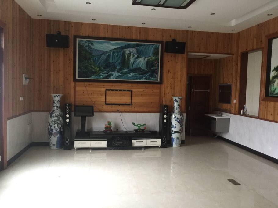客厅,电视机在维修,到时候会挂起来,有点唱机可以唱歌,搞家庭聚会很好哦。