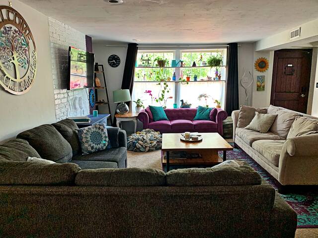 The Good Vibes House – Private shower per bedroom! gallery image 4