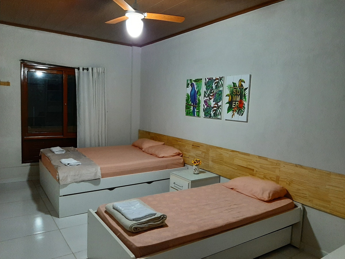 Esta habitación en suite tiene: 1 cama tamaño queen con una cama doble individual, 1 cama individual con una cama doble. Tiene ventiladores de techo y aire acondicionado. 