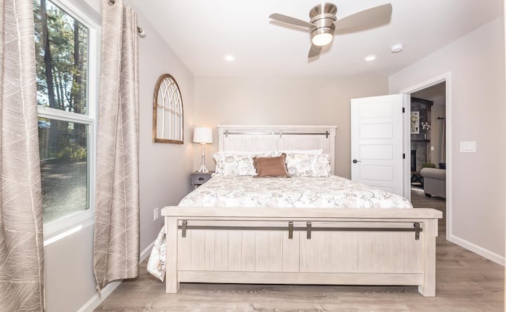 غرفة نوم رئيسية بسرير كبير.