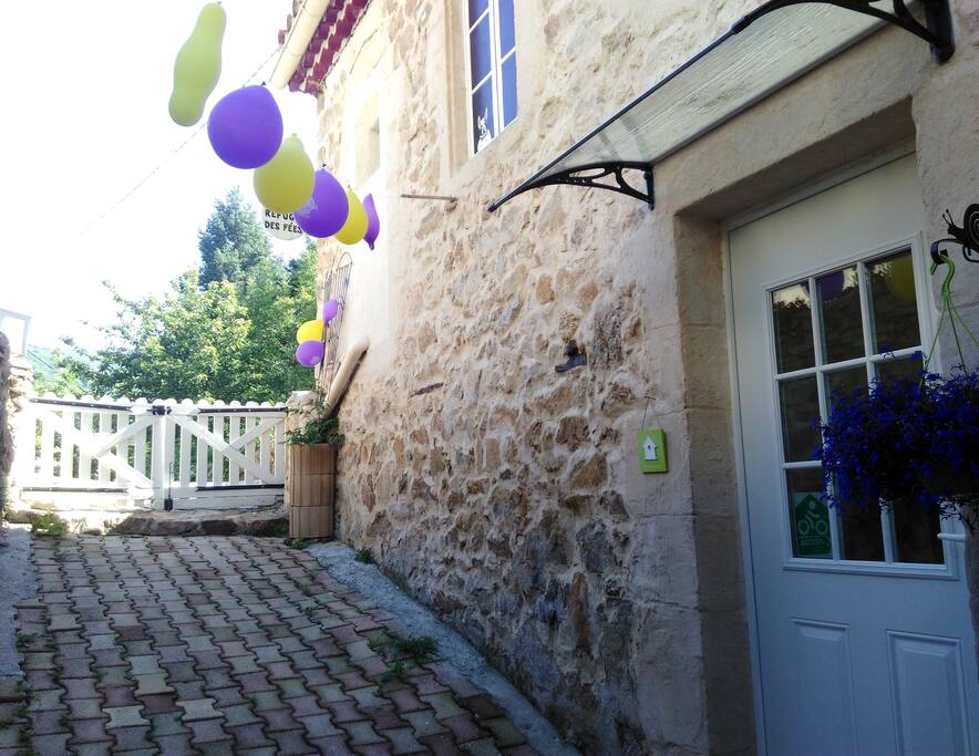 Entrée du gîte "le refuge des fées", parking à 5 m