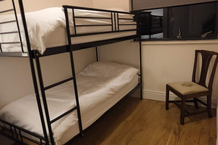 Умерени и удобни кревети на спрат за возрасни или деца