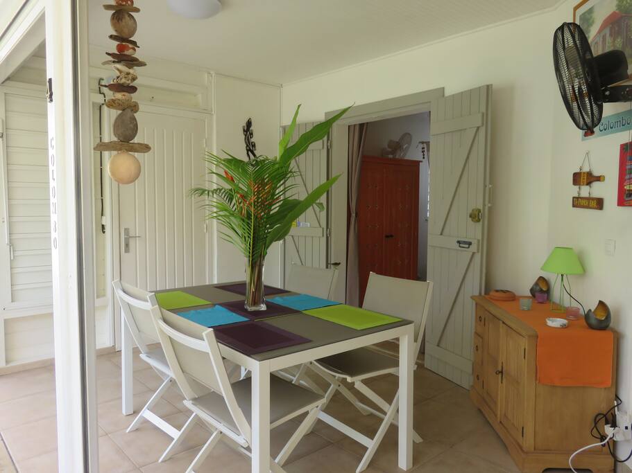 table pouvant accueillir 6 personnes