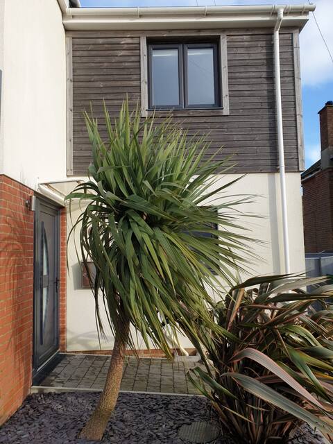 Modern 2 bedroom house 5 minutes from the beach