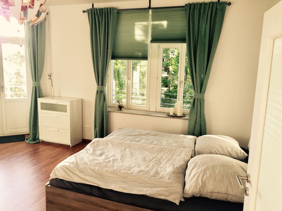 Das Bett bietet mit 1,80 x 2,00 ausreichend Platz.