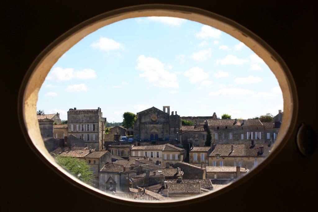 Vue du Cloitre des Cordeliers depuis l'oeil de boeuf