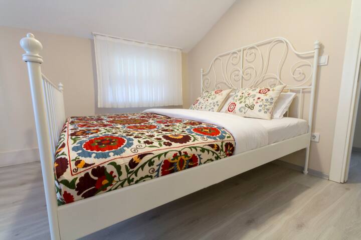 Middle Apartment (Pool View) gallery image 3