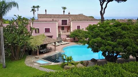 Top-notch Sicilian villa with a pool, volcano view