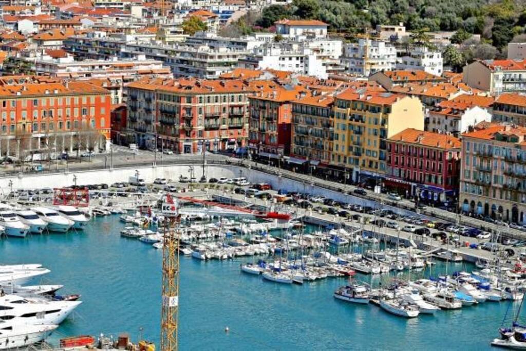 L'appartement se situe derrière l'immeuble rouge de droite