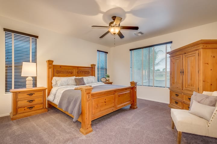 主层主套房，可欣赏泳池景观