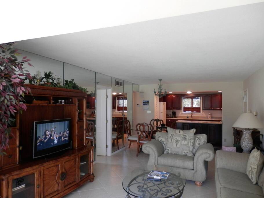 Living Room w/Flat Screen Tel