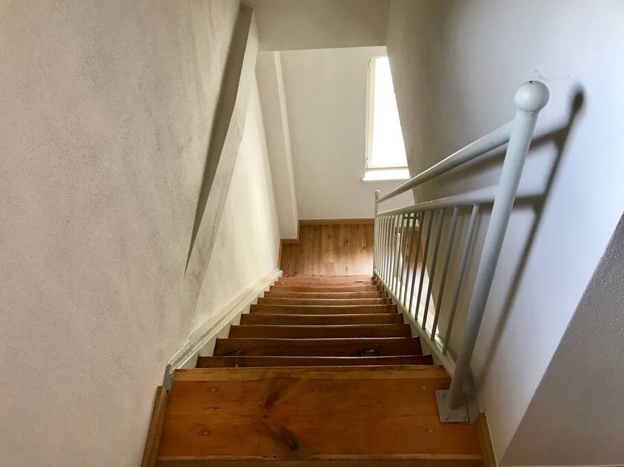 Der Treppenaufgang zur Wohnung // the stairs leading to the flat