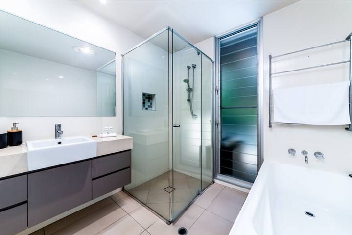 Luxury Family Home, Sunset Views – Heated Pool gallery image 5