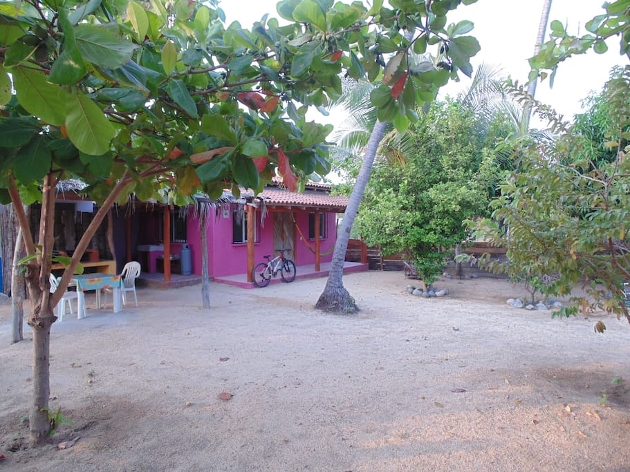 Amplio espacio para acampar o tomar el sol. You can place a camp tent.