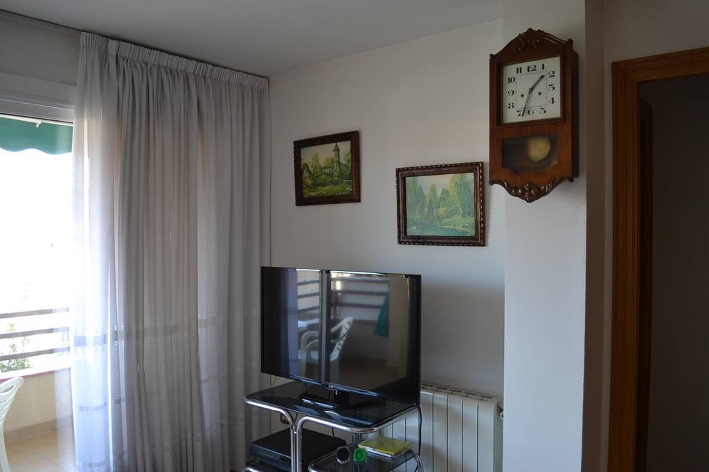 Salón/Comedor: Con Sofá, televisión, y mesa con capacidad para 8 personas. Salida al balcón exterior