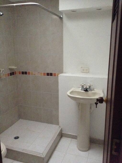 Salle de bain indépendante intégrée à la chambre
Baño indepediente integrado al cuarto