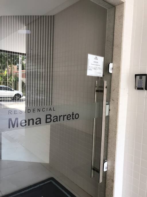 Prédio organizado e seguro.