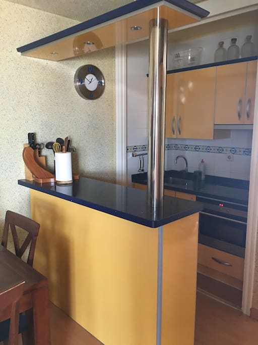 Cocina americana compuesta de horno, vitroceramica y frigorífico, menaje de cocina muy completo