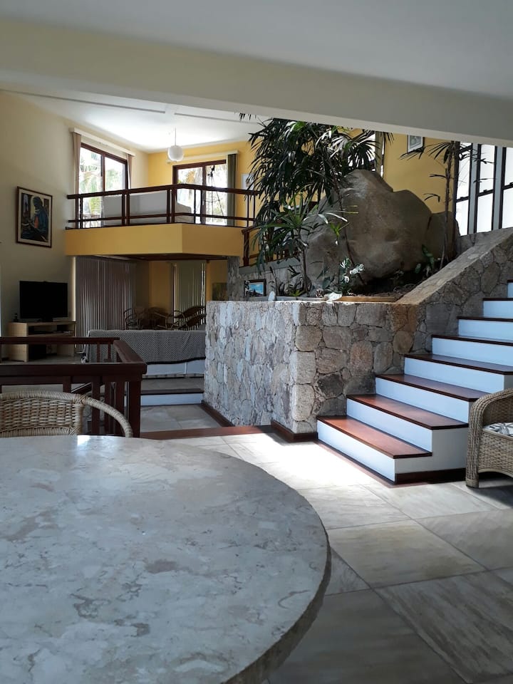 วิวห้องรับประทานอาหาร ห้องทีวี และชั้นลอย 