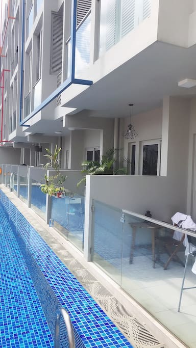 balcony beside the swimming pool 阳台就在泳池旁边