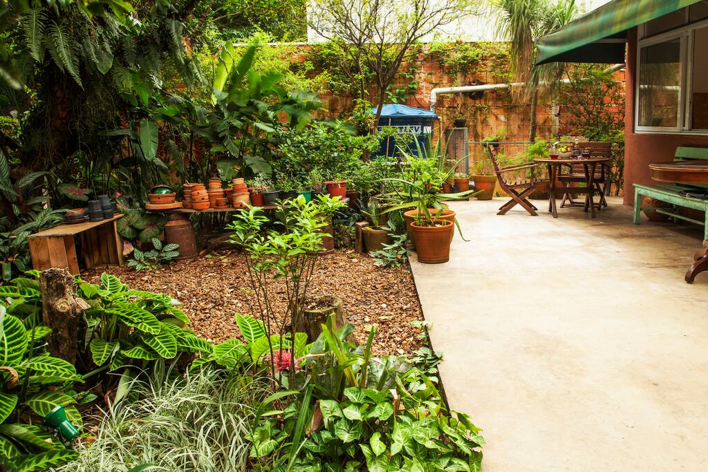 Jardim com mesa para café da manhã ao ar livre