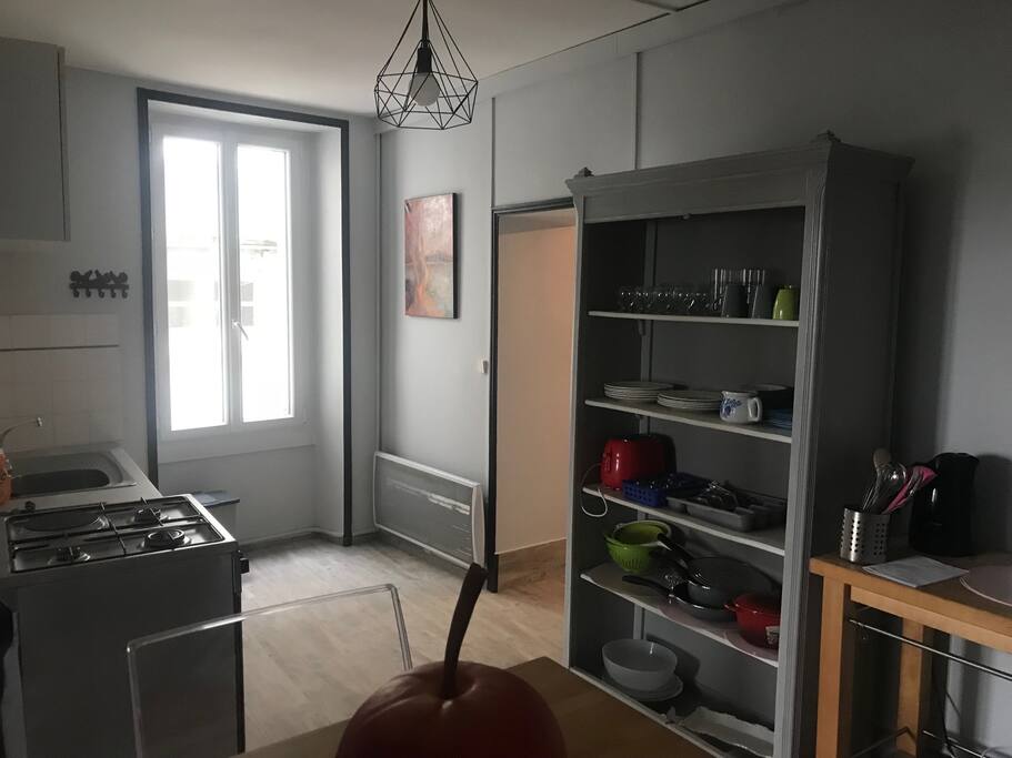 la cuisine équipée d'un four