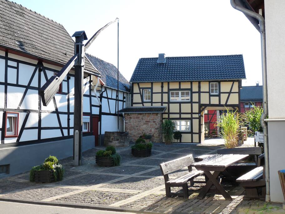 Lauschiger Sitzplatz direkt am Brunnen