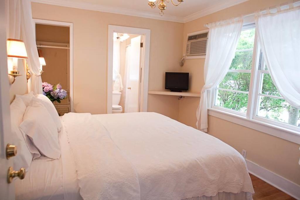 A queen standard bedroom